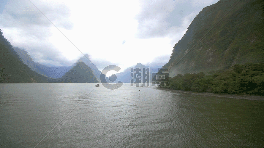 平静的湖面大瀑布GIF图片素材免费下载