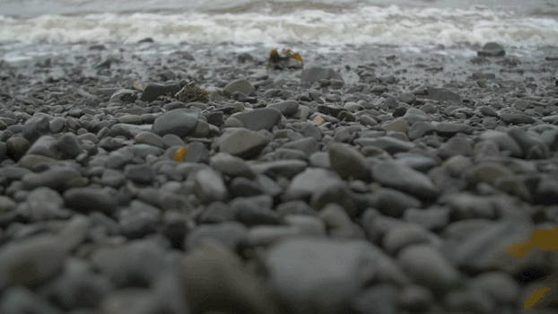 海浪冲上小石头海滩GIF图片素材免费下载