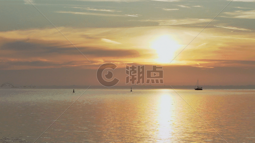 清晨黎明日出海面上移动的船GIF图片素材免费下载