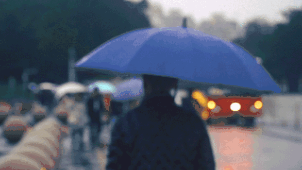 雨天街道上的行人GIF图片素材免费下载