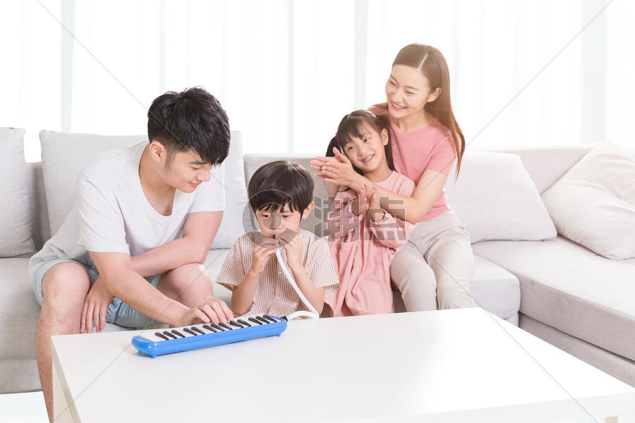 家庭生活陪伴孩子玩耍图片素材免费下载