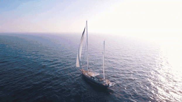 海面上行驶的帆船GIF图片素材免费下载