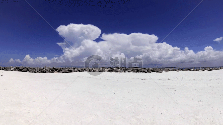 白沙滩边上的白云翻腾延时摄影GIF图片素材免费下载