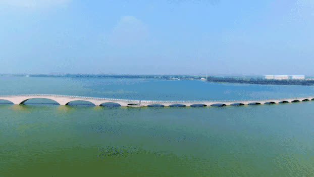 航拍上海最大淡水湖泊彩虹桥GIF图片素材免费下载