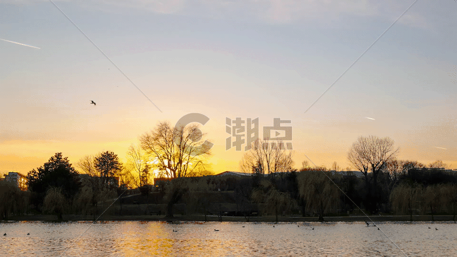 间隔拍摄日落湖面风景GIF图片素材免费下载
