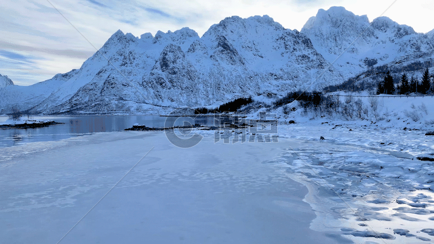 雪山环绕的港湾GIF图片素材免费下载