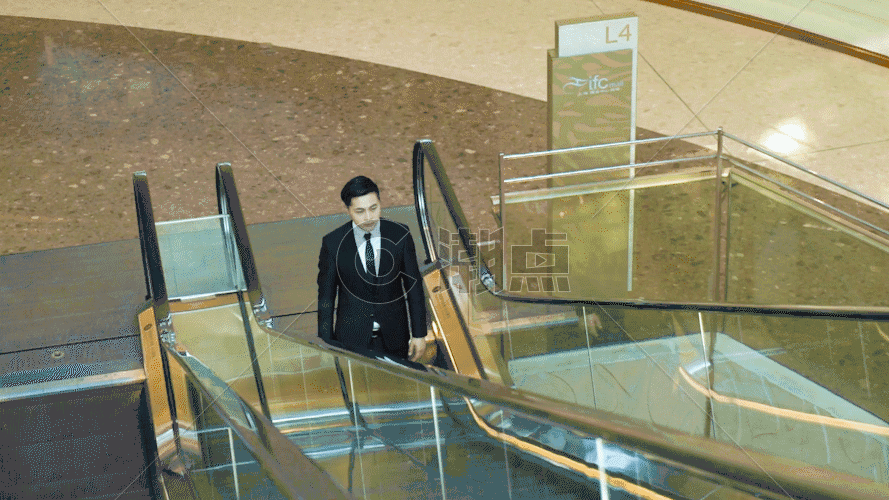 穿西装的男士乘坐电梯GIF图片素材免费下载