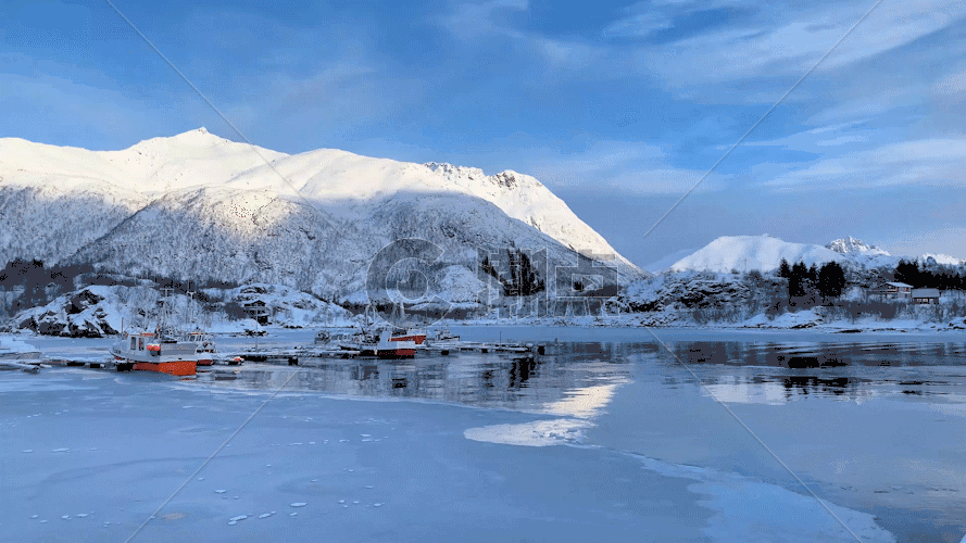 雪山下宁静的海湾GIF图片素材免费下载