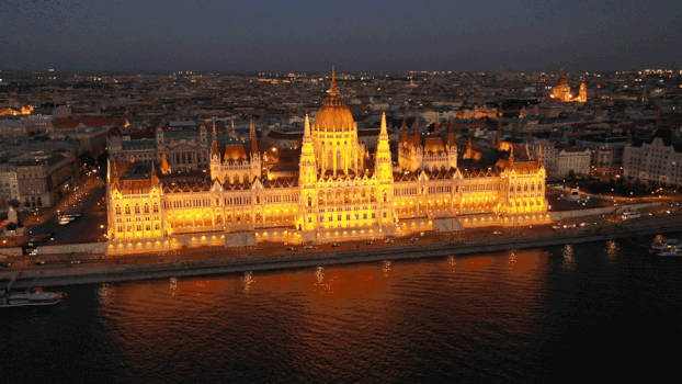 航拍布达佩斯大宫殿夜景GIF图片素材免费下载