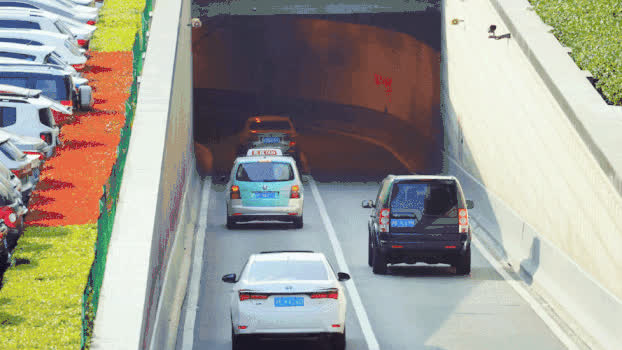 汽车驶入地下隧道GIF图片素材免费下载
