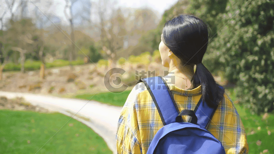 背着书包的女生户外郊游背影GIF图片素材免费下载