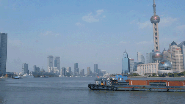 上海黄浦江东方明珠下的游船GIF图片素材免费下载