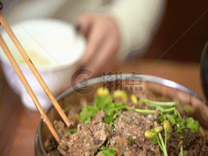 筷子夹粉蒸牛肉GIF图片素材免费下载