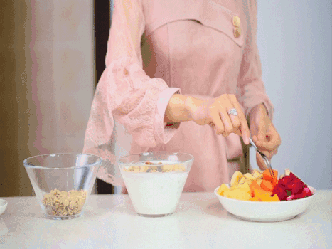 水果燕麦酸奶的制作GIF图片素材免费下载