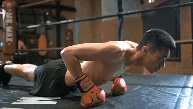 拳击手带拳套做俯卧撑GIF图片素材免费下载