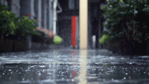 雨滴打在地上溅出水花GIF图片素材免费下载