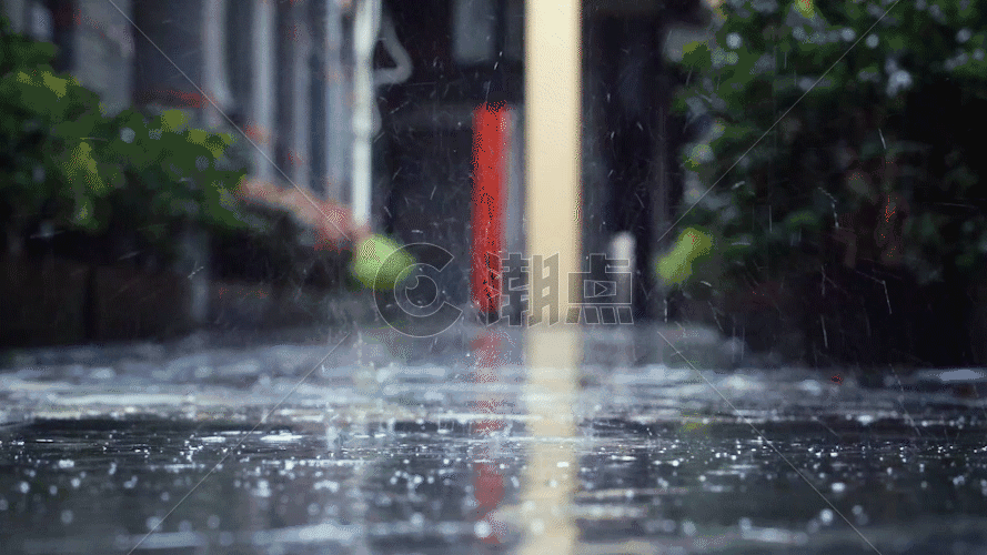 雨滴打在地上溅出水花GIF图片素材免费下载