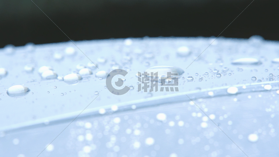 水滴落在雨伞上GIF图片素材免费下载