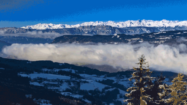 烟雾笼罩的昆仑山雪山GIF图片素材免费下载