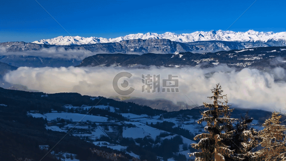 烟雾笼罩的昆仑山雪山GIF图片素材免费下载