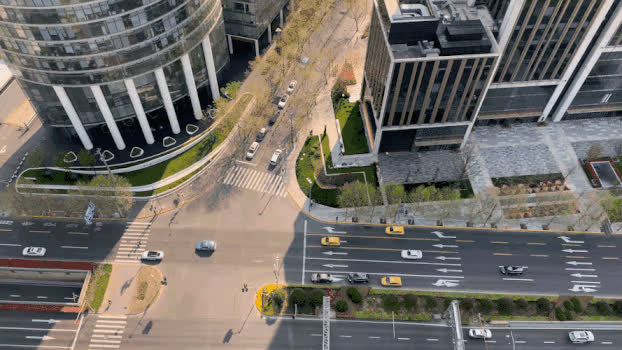 俯拍城市道路上行驶的车辆GIF图片素材免费下载