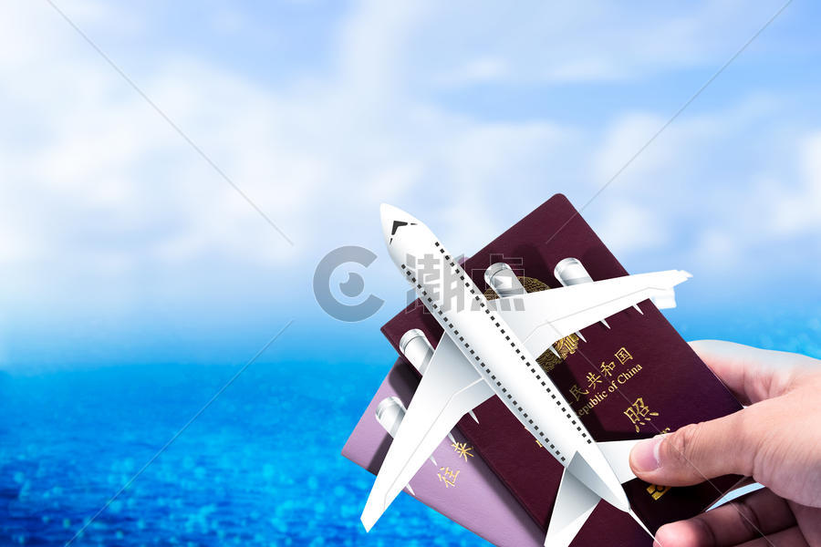 拿着护照去旅行图片素材免费下载