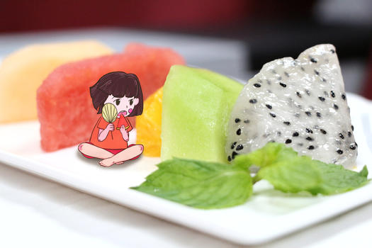 果盘里吃西瓜的女孩图片素材免费下载