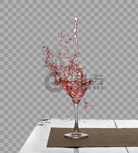 粉红色饮料溅在玻璃杯中的水珠图片素材免费下载