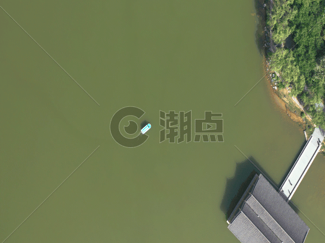园林湖面4K航拍GIF图片素材免费下载