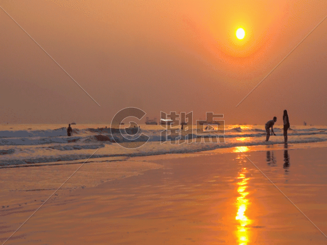 夕阳下的海滩GIF图片素材免费下载