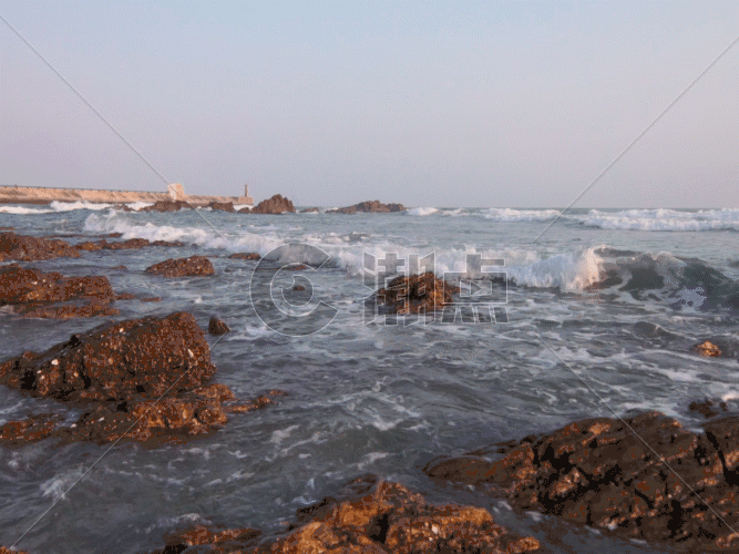大海浪花拍打礁石GIF图片素材免费下载