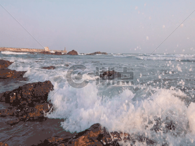 大海浪花拍打礁石GIF图片素材免费下载