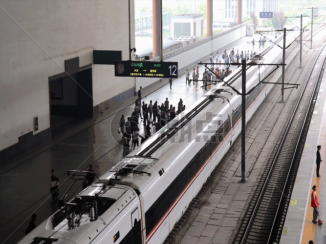 实拍高铁站旅客GIF图片素材免费下载