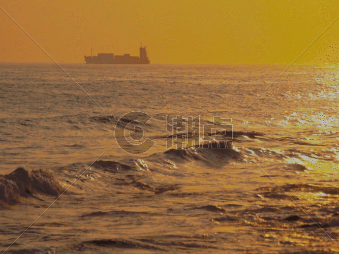 黄昏下的海上货轮和灯塔GIF图片素材免费下载