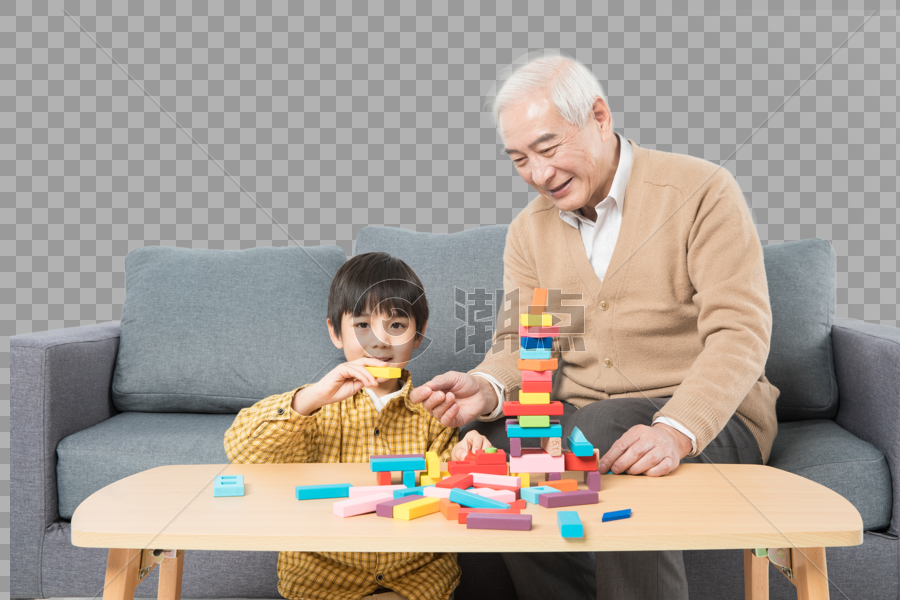 爷孙俩在桌子上玩积木图片素材免费下载
