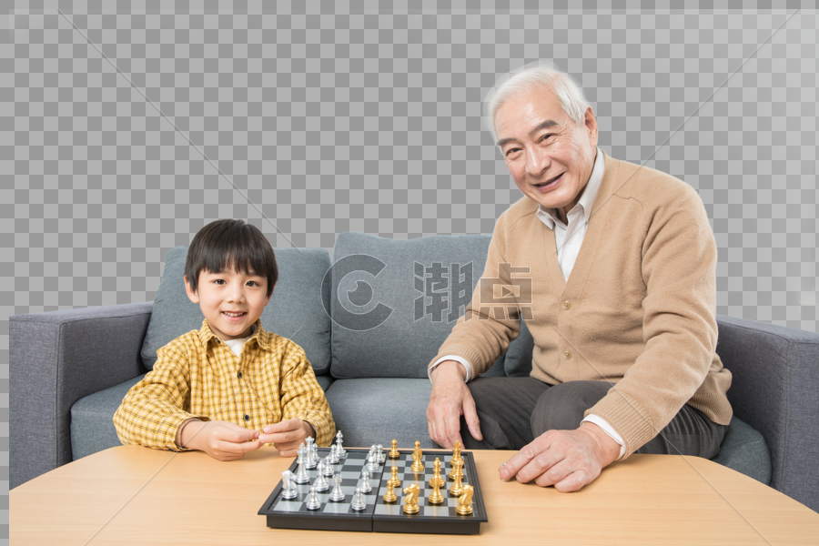 爷孙俩在茶几上下棋图片素材免费下载