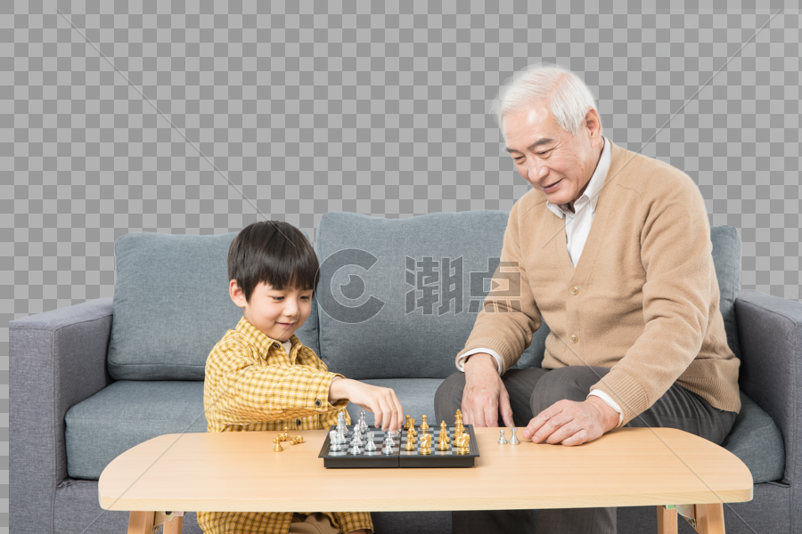 爷孙俩在茶几上下棋图片素材免费下载