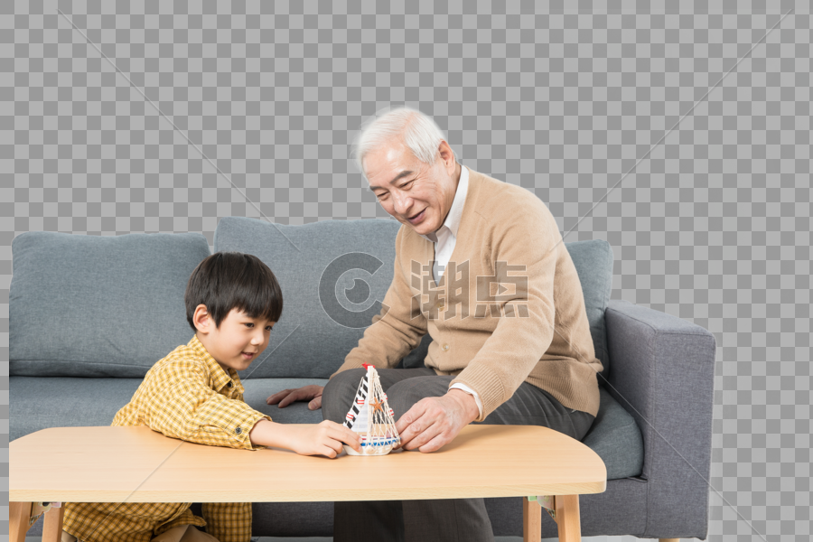 爷孙俩坐在沙发上玩帆船图片素材免费下载