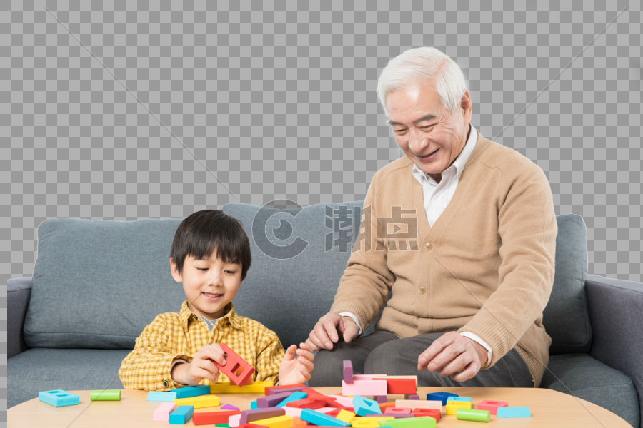 爷孙俩坐在沙发上搭积木图片素材免费下载