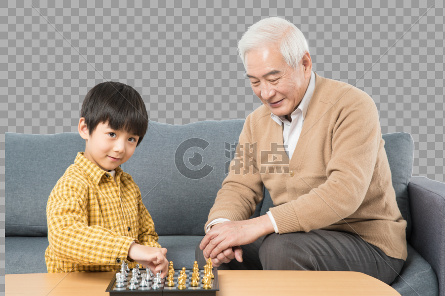 爷孙俩坐在沙发上下棋图片素材免费下载
