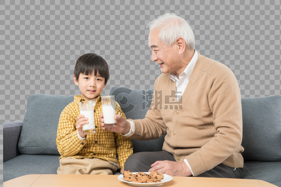 爷孙俩坐在沙发上喝牛奶吃饼干图片素材免费下载