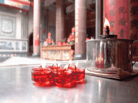 寺庙里燃烧的香烛GIF图片素材免费下载