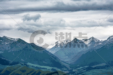 新疆天山草场雪峰美景gif动图图片素材免费下载