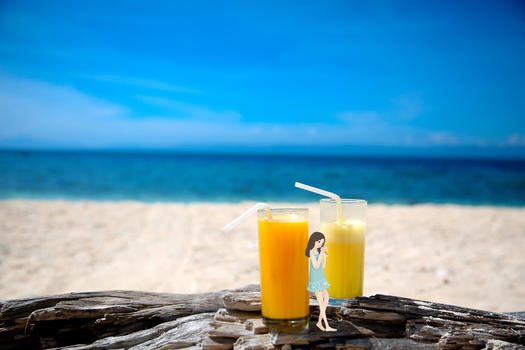 海边喝果汁的女孩图片素材免费下载