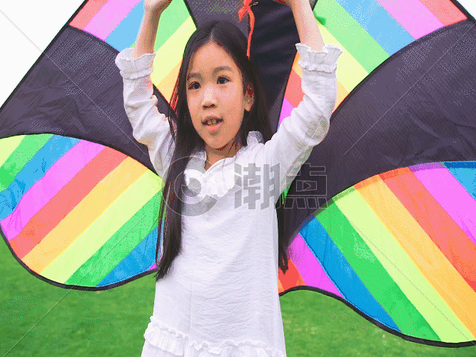 儿童抱着风筝跑GIF图片素材免费下载