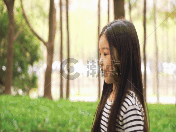 小女孩在树林里开心的走路GIF图片素材免费下载