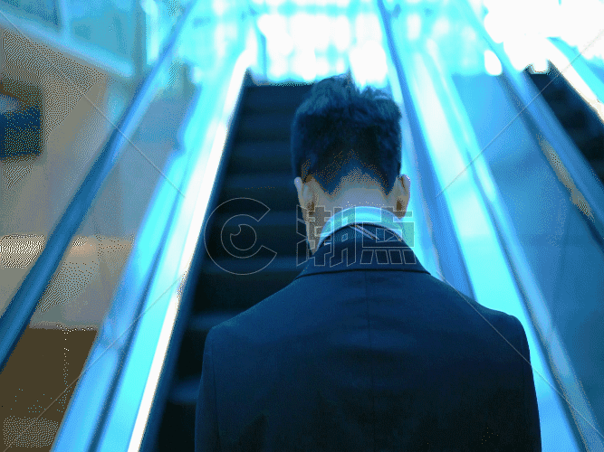 商务男性在电梯上打电话GIF图片素材免费下载