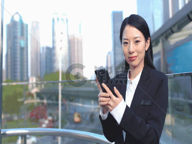 商务女性使用手机GIF图片素材免费下载