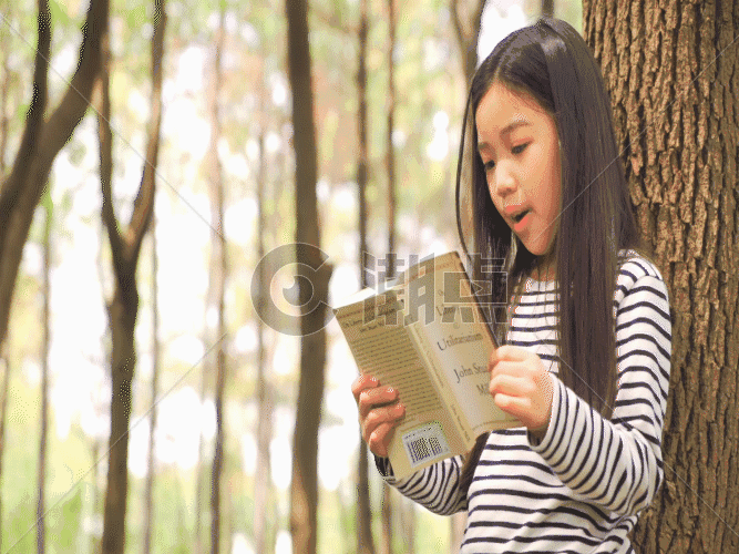 小女孩靠着树看书GIF图片素材免费下载