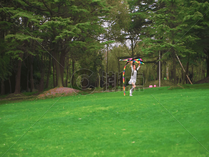 小女孩拿着风筝在草地上跑GIF图片素材免费下载